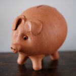 Alcancia representando el ahorro para un fondo de emergencia