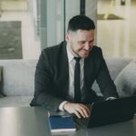 Emprendedor trabajando en su negocio digital desde un laptop