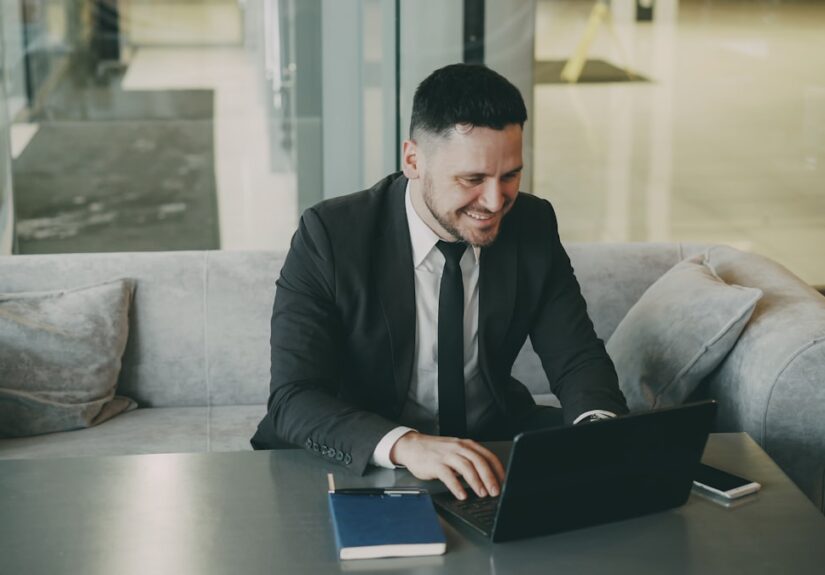 Emprendedor trabajando en su negocio digital desde un laptop