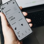 Persona usa una aplicación de fintech de ahorro en su teléfono