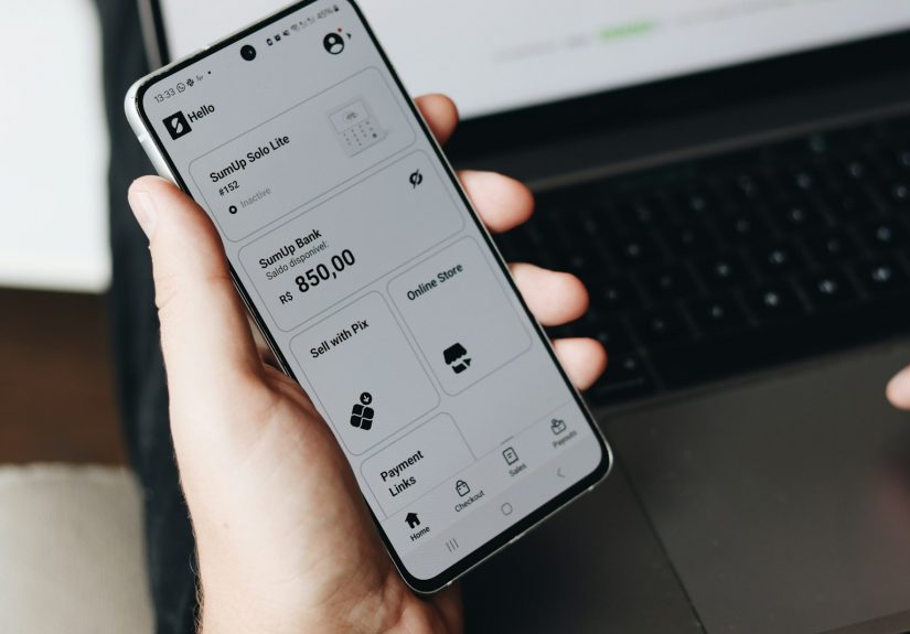 Persona usa una aplicación de fintech de ahorro en su teléfono