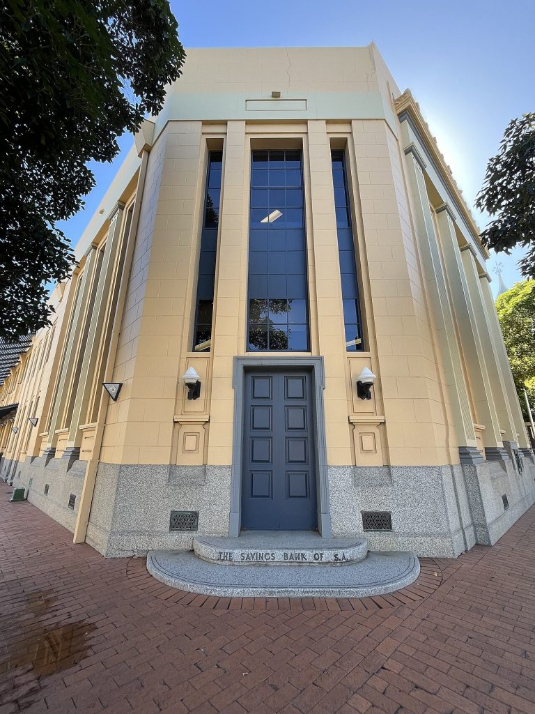 bank building (foto: AlphaLemur / CC BY 4.0, Wikimedia Commons)