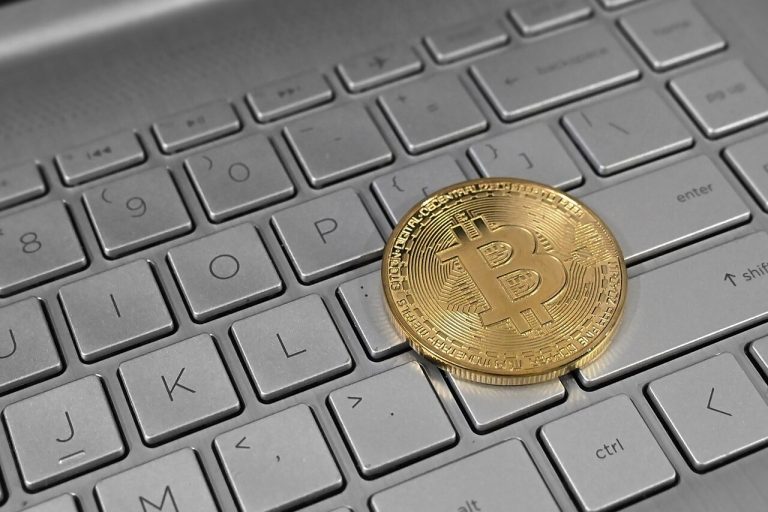 coins money finance (foto: Satheesh Sankaran / CC BY 2.0, Wikimedia Commons)