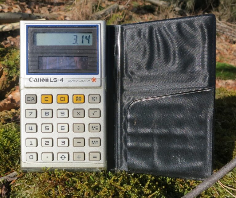 1920px-1982_or_1983_solar_pocket_calculator_Canon_LS_4_made_in_Japan