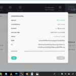 Monedero físico para criptoactivos conectado por cable a un ordenador portátil sobre una mesa