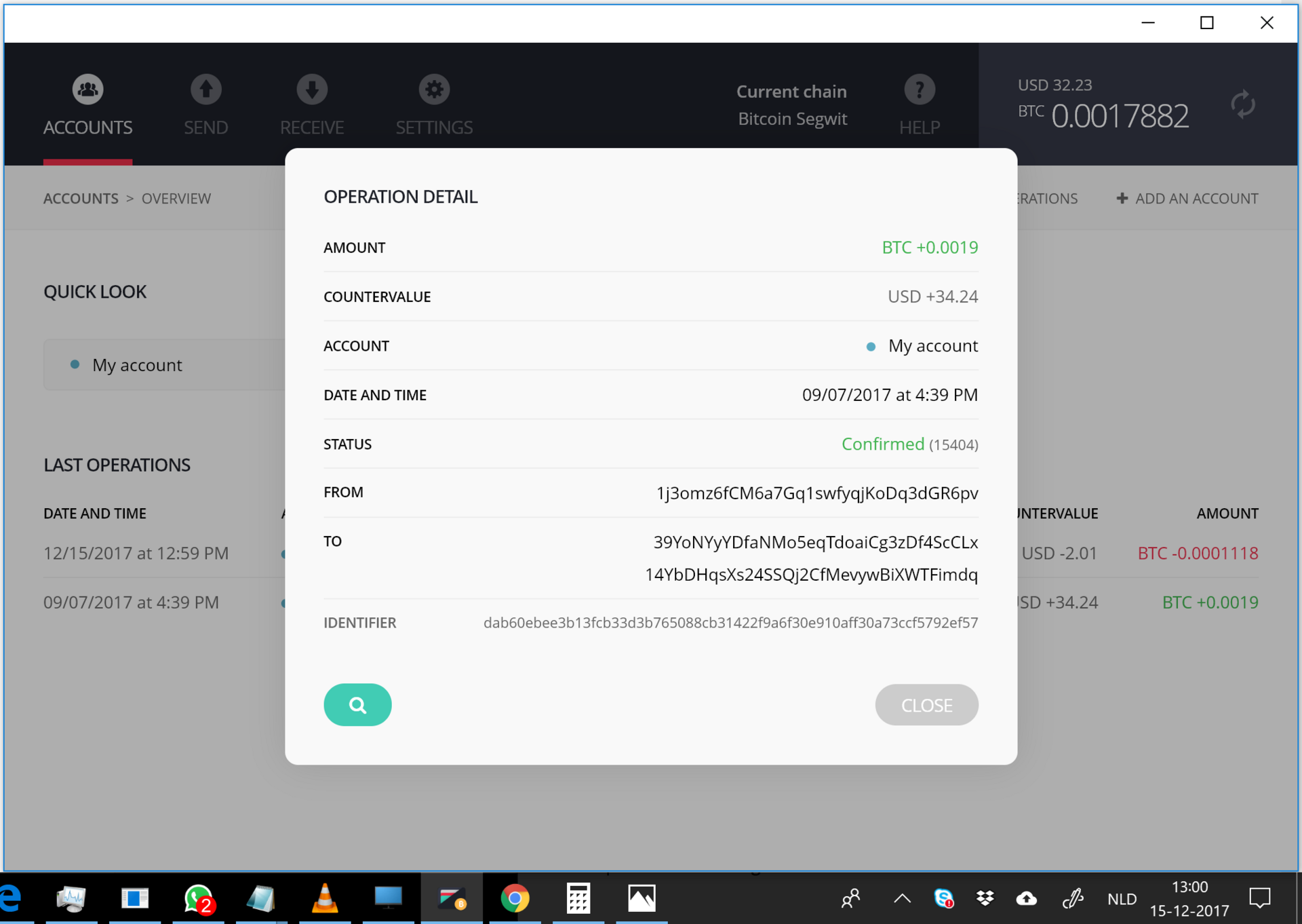 Monedero físico para criptoactivos conectado por cable a un ordenador portátil sobre una mesa