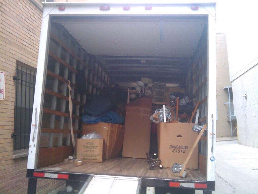 Cajas de cartón cerradas y apiladas en el salón vacío de una vivienda
