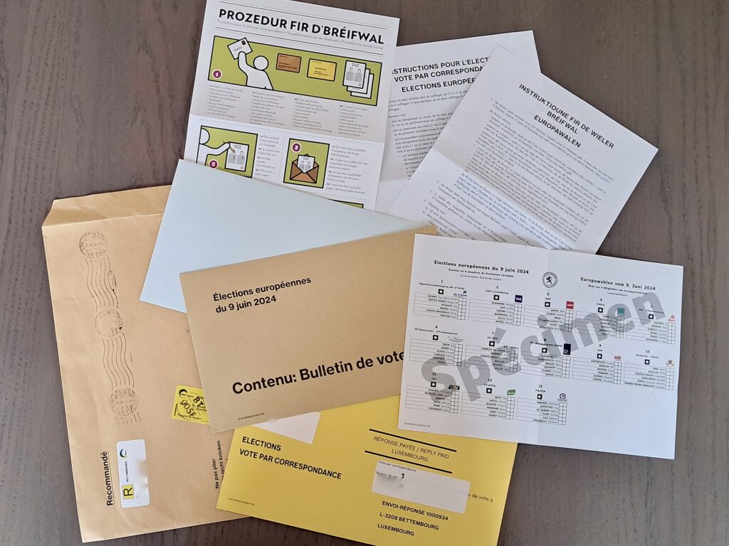 Carpeta con documentos impresos y un bol&iacute;grafo encima, apilados sobre una mesa