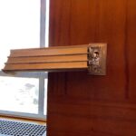 Manojo de llaves de una vivienda apoyado sobre una mesa junto a un contrato impreso