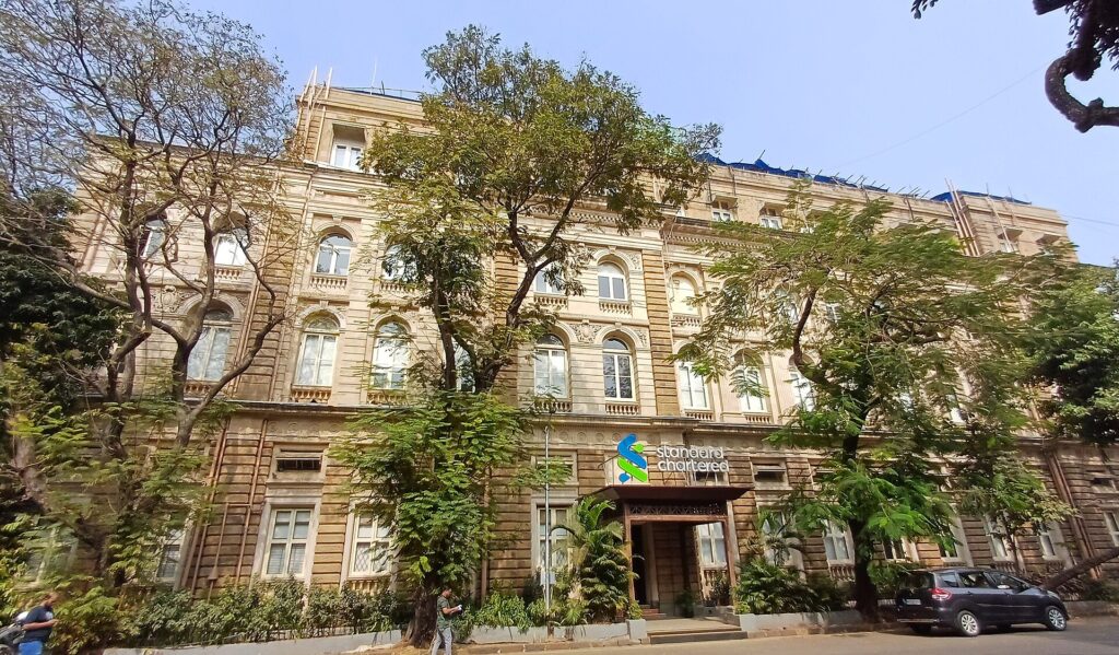 Fachada de piedra de un edificio bancario con columnas altas y ventanas sim&eacute;tricas