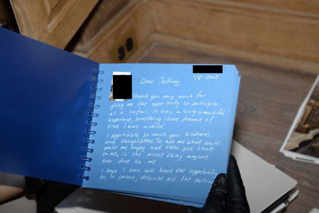 P&aacute;gina de libreta escrita a mano con varias l&iacute;neas subrayadas y un bol&iacute;grafo encima
