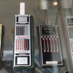 Conjunto de engranajes metálicos encajados entre sí dentro de un mecanismo abierto