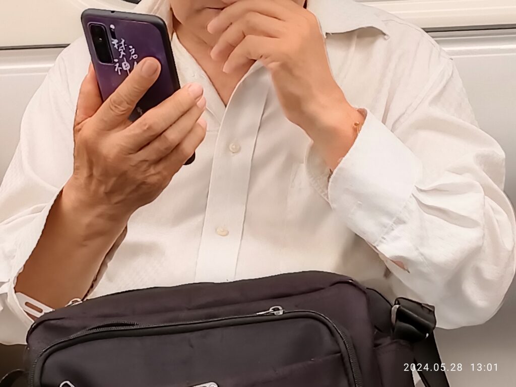 Mano sosteniendo un tel&eacute;fono m&oacute;vil con una p&aacute;gina de compra abierta en la pantalla