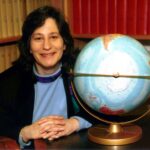 Globo terráqueo de sobremesa con los continentes marcados y una base metálica