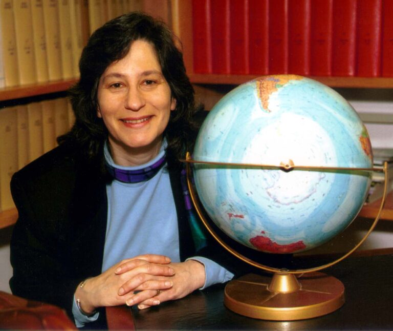 Globo terráqueo de sobremesa con los continentes marcados y una base metálica