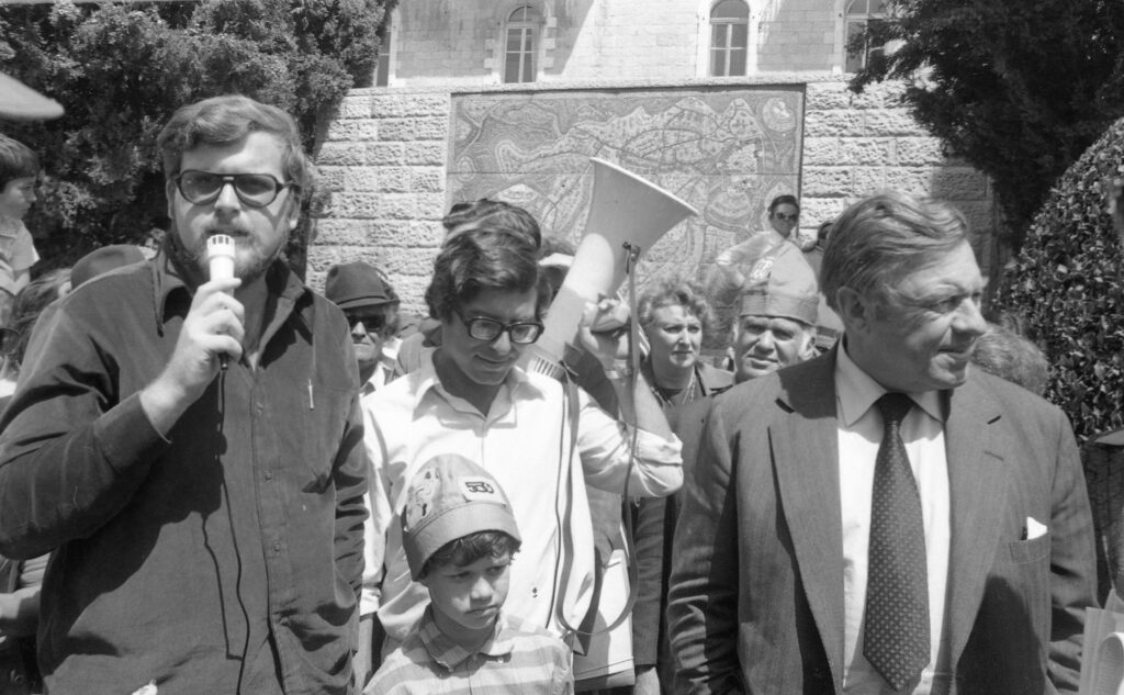 Planificador anual colgado en la pared con los doce meses y varias fechas marcadas
