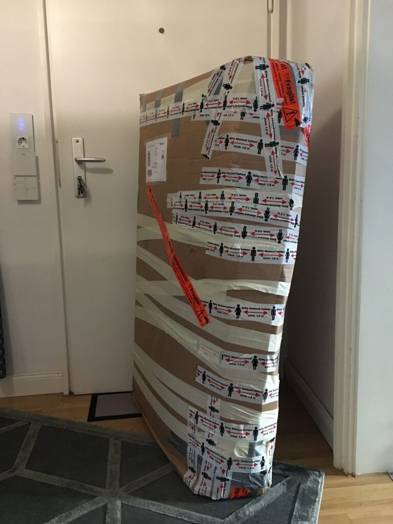cardboard parcels conveyor belt