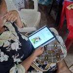 Documentos de un préstamo hipotecario extendidos sobre una mesa junto a un bolígrafo