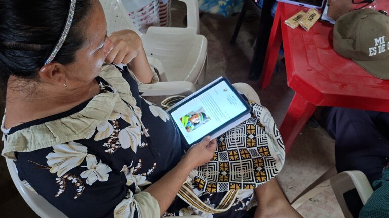Documentos de un préstamo hipotecario extendidos sobre una mesa junto a un bolígrafo