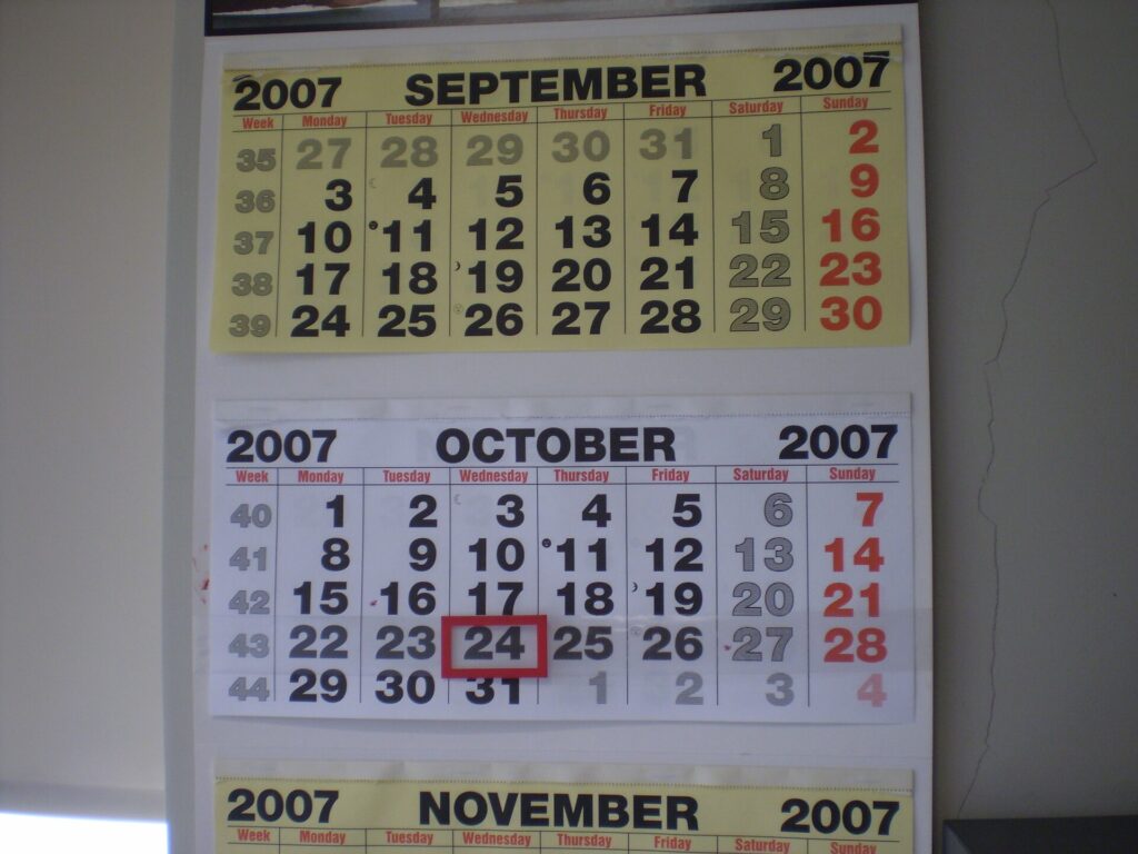 Calendario de pared con las semanas del mes marcadas a lápiz y varias fechas señaladas