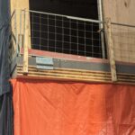 Bloques de madera de distintos tamaños apilados sobre una mesa clara formando una torre