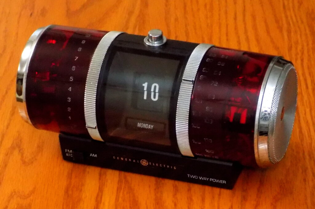 Calendario de mesa abierto junto a un cuaderno de tapas duras y un lápiz